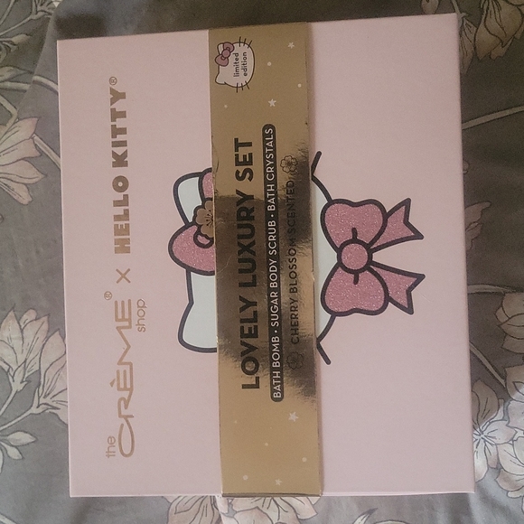 LIMITED EDITION hello kitty x creme gift set - Picture 2 of 6